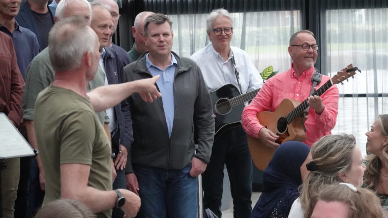 og smilende gitarister