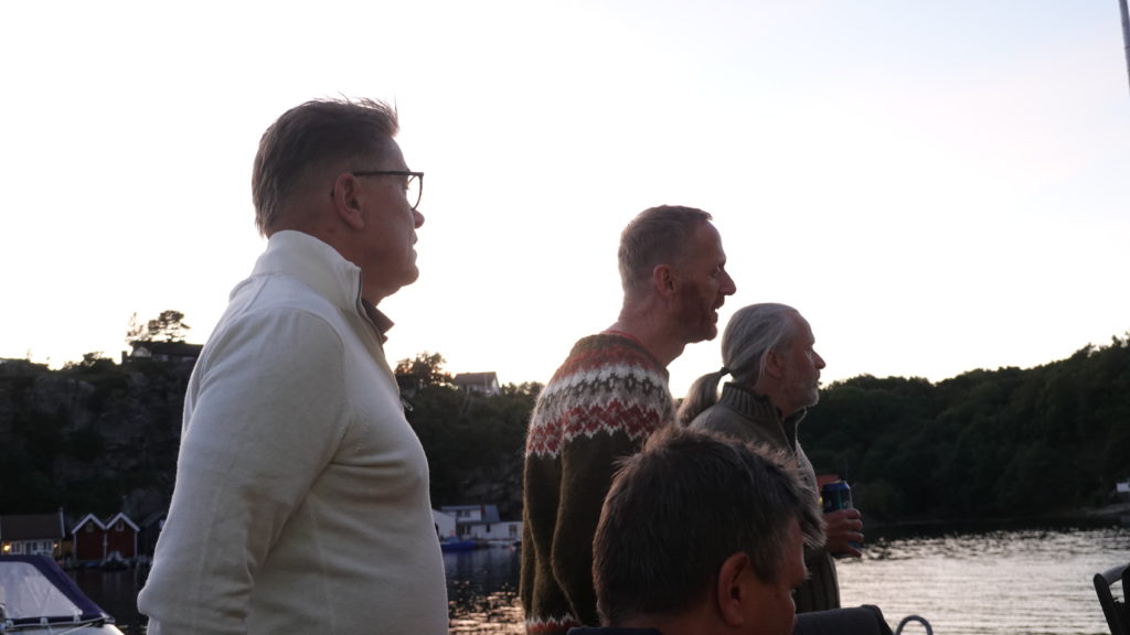 men sangen fortsatte