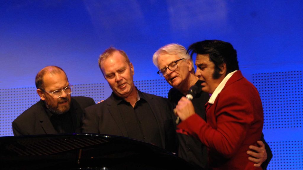 Jan Erik Kittelsen, Jan Tallaksen og Harald Arntsen med Kjell Elvis