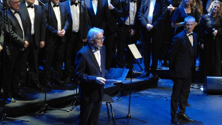 Harald Arnsten ledet som vanlig plettfritt verbalt gjennom konserten